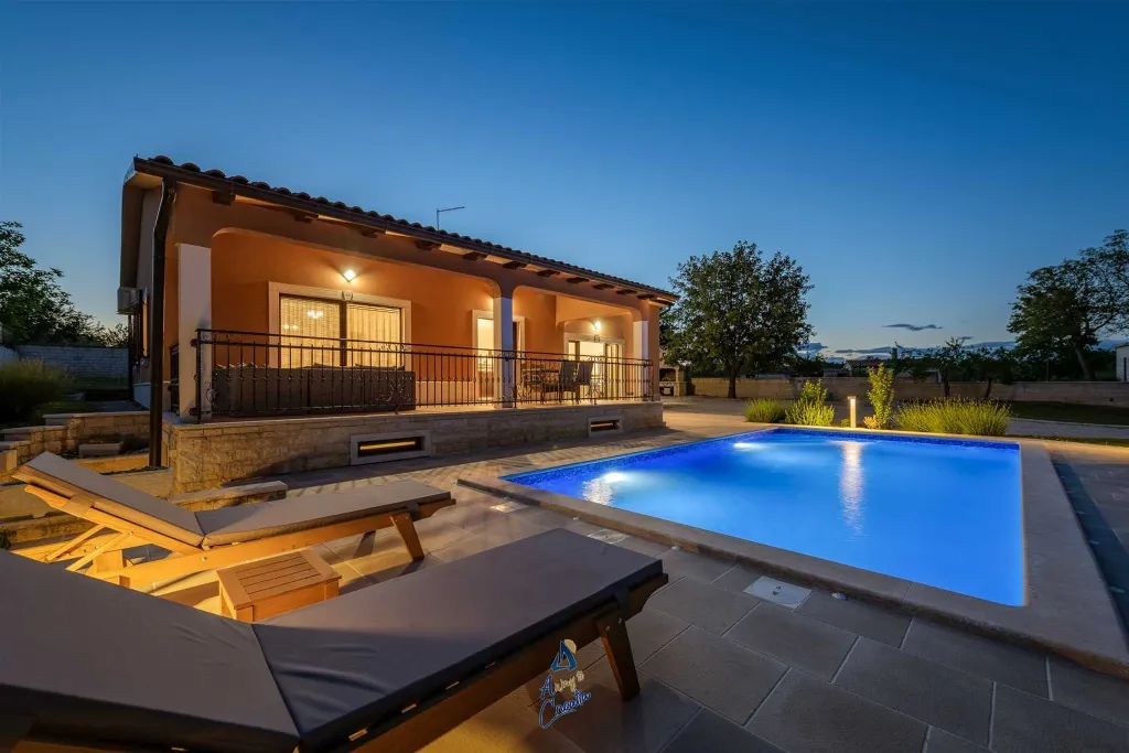 Villa in Tinjan for 6 Guests with Pool & Wellness