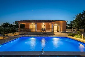 Villa in Tinjan for 6 Guests with Pool & Wellness