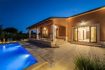 Villa in Tinjan for 6 Guests with Pool & Wellness