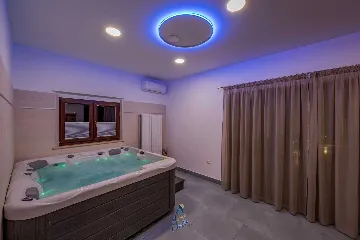 Villa in Tinjan for 6 Guests with Pool & Wellness