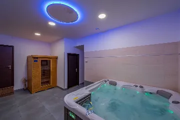 Villa in Tinjan for 6 Guests with Pool & Wellness