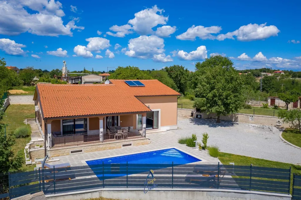 Villa in Tinjan for 6 Guests with Pool & Wellness