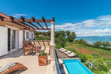 6-Bedroom Villa in Supetar for up to 13 Guests