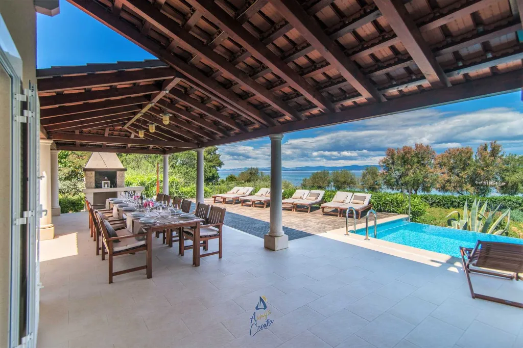 6-Bedroom Villa in Supetar for up to 13 Guests