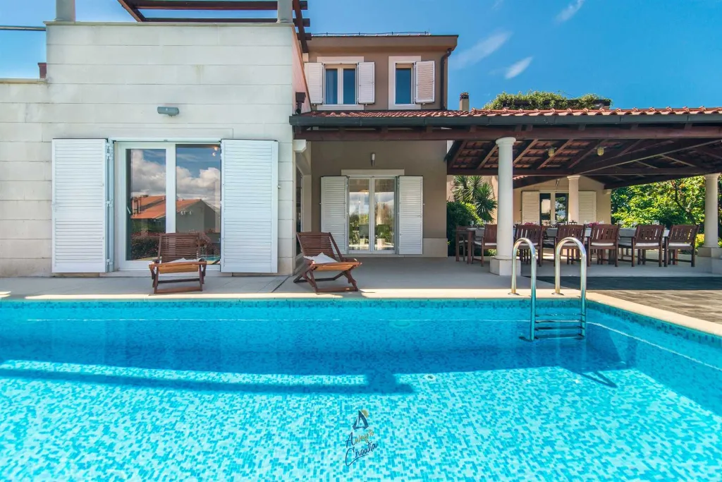 6-Bedroom Villa in Supetar for up to 13 Guests
