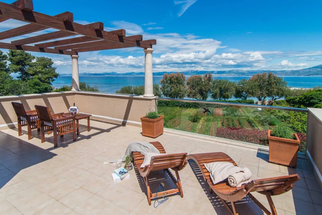 6-Bedroom Villa in Supetar for up to 13 Guests