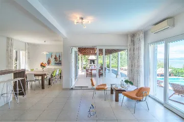 6-Bedroom Villa in Supetar for up to 13 Guests