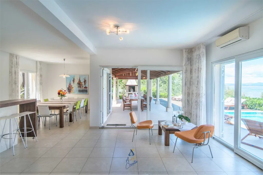 6-Bedroom Villa in Supetar for up to 13 Guests