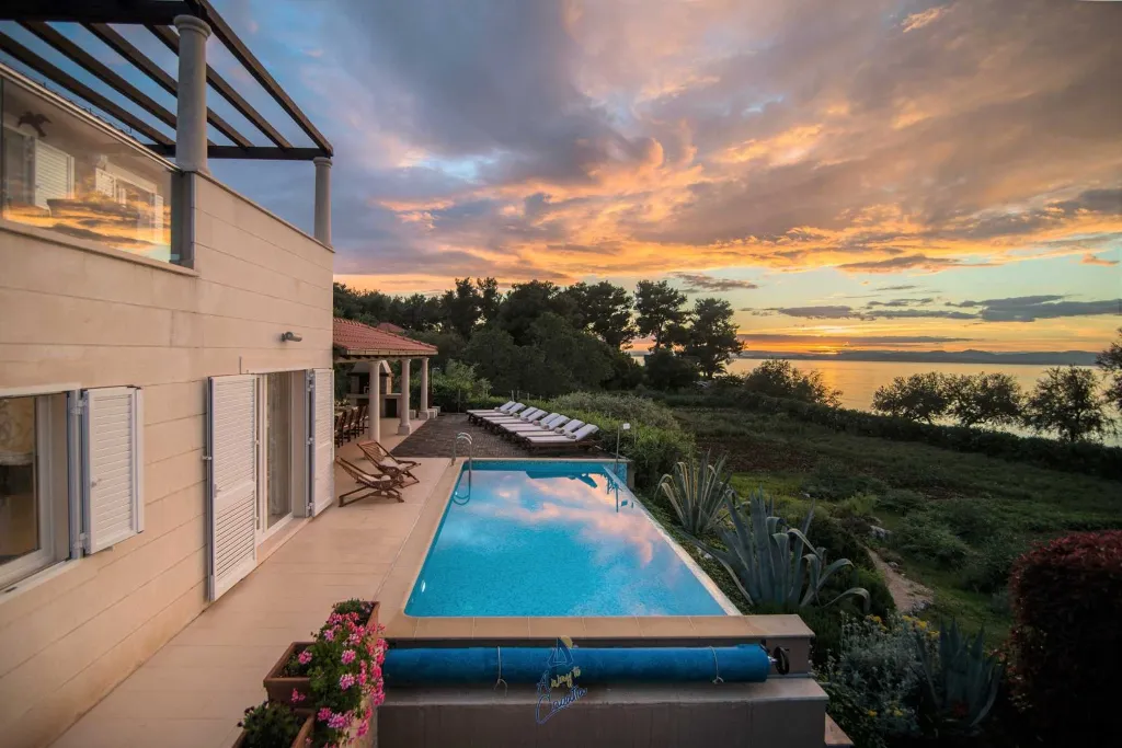 6-Bedroom Villa in Supetar for up to 13 Guests