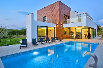 5-Bedroom Villa in Višnjan (Sleeps up to 12)