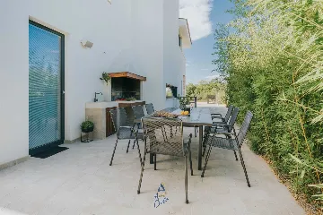 5-Bedroom Villa in Višnjan (Sleeps up to 12)