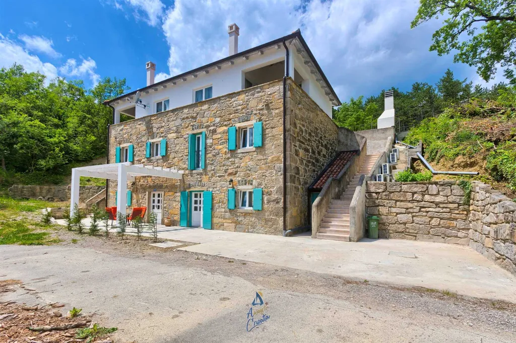 Buzet Villa for 14 Guests with Private Pools