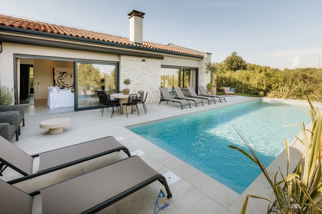 Tar Villa for 6 Guests with Heated Pool