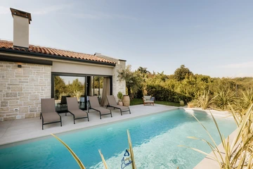 Tar Villa for 6 Guests with Heated Pool