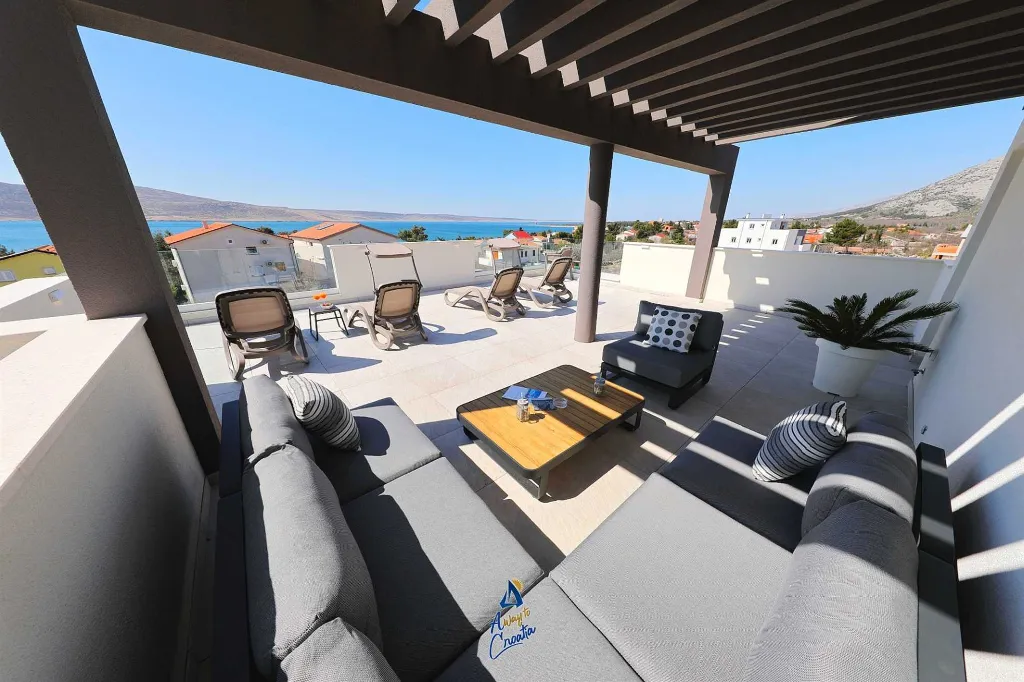 6-Bedroom Villa with Private Pool in Seline