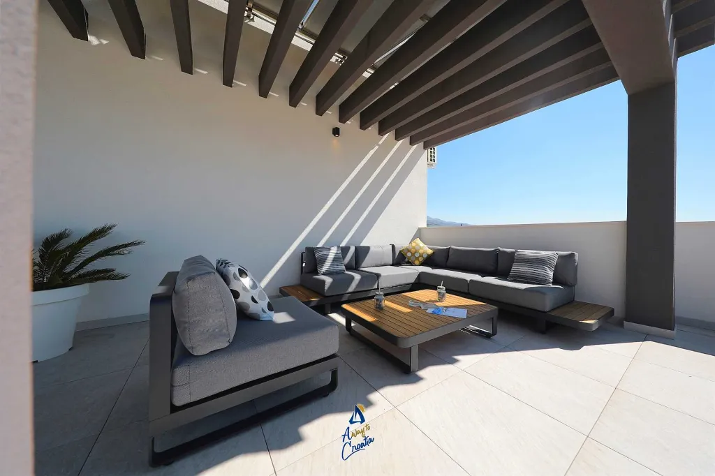 6-Bedroom Villa with Private Pool in Seline