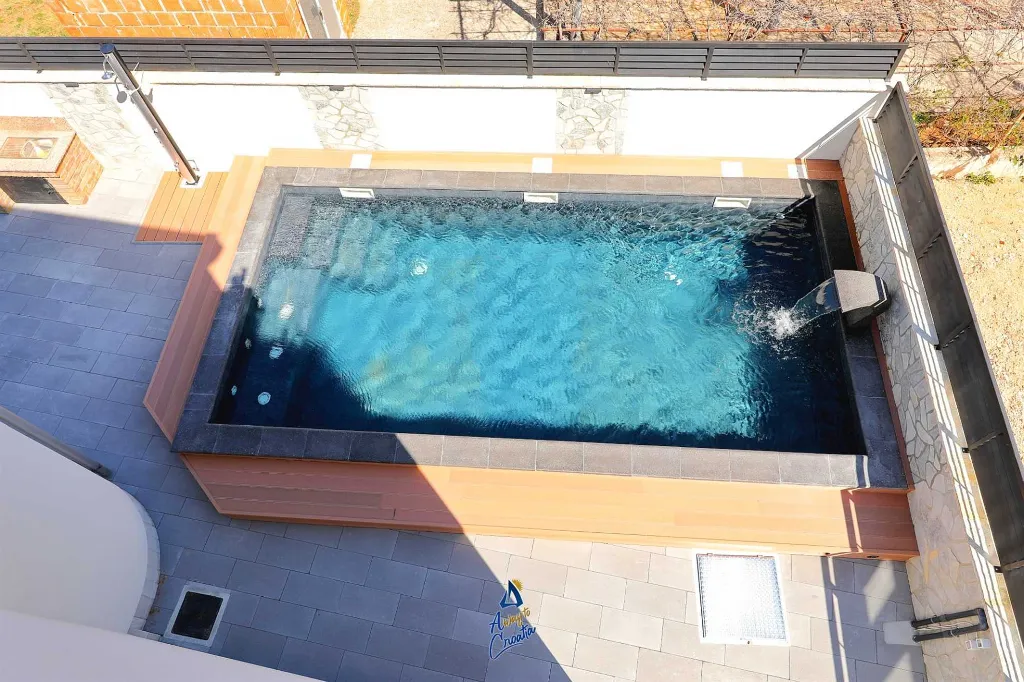 6-Bedroom Villa with Private Pool in Seline