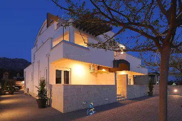 6-Bedroom Villa with Private Pool in Seline