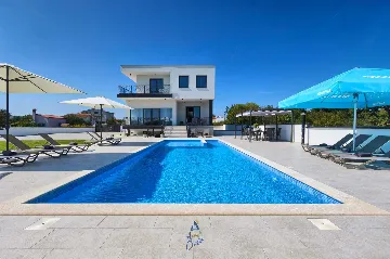 Modern 6-Bedroom Villa in Pula for Up to 14