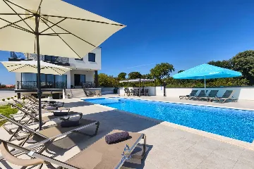 Modern 6-Bedroom Villa in Pula for Up to 14
