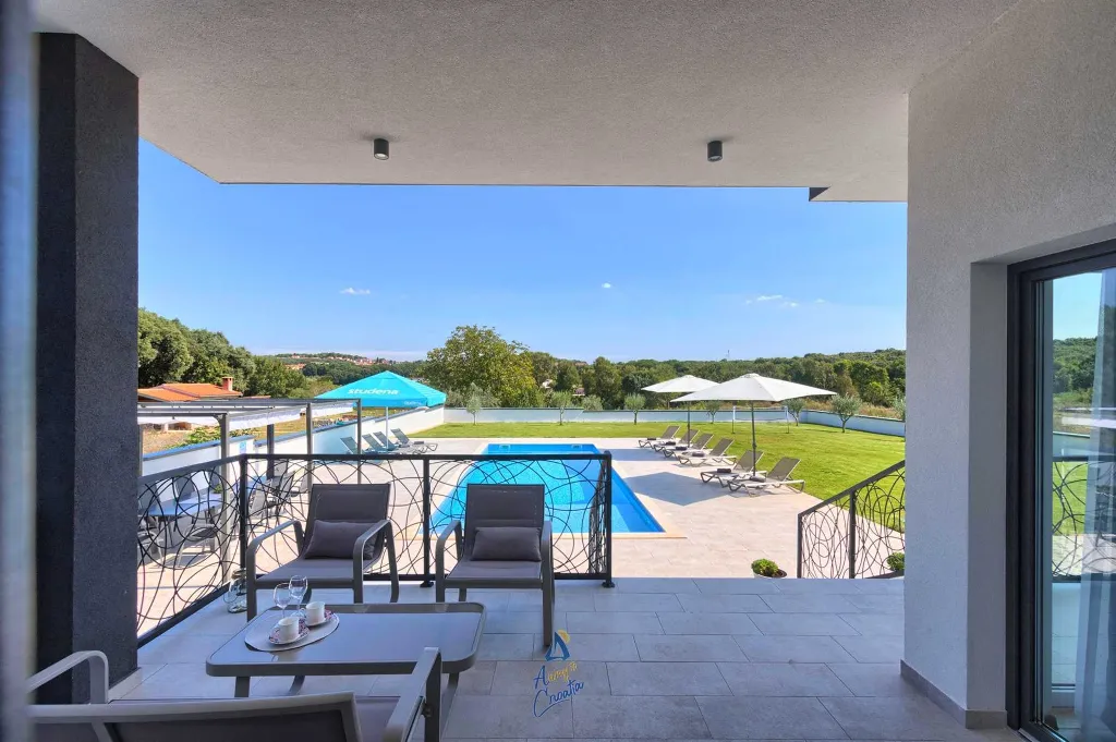 Modern 6-Bedroom Villa in Pula for Up to 14