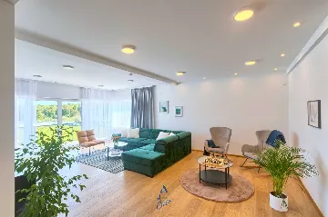 Modern 6-Bedroom Villa in Pula for Up to 14