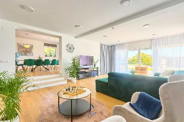 Modern 6-Bedroom Villa in Pula for Up to 14