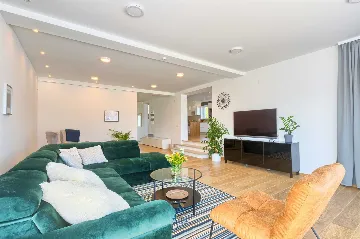 Modern 6-Bedroom Villa in Pula for Up to 14