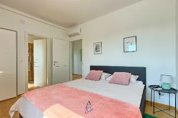 Modern 6-Bedroom Villa in Pula for Up to 14