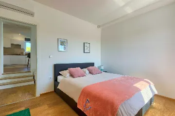 Modern 6-Bedroom Villa in Pula for Up to 14