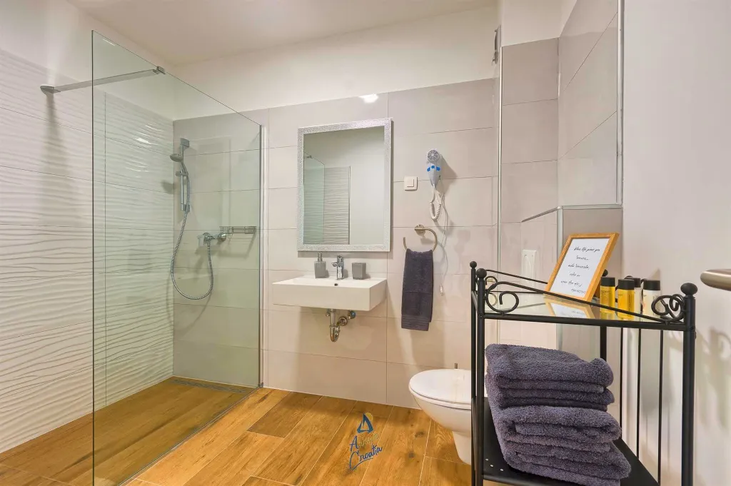 Modern 6-Bedroom Villa in Pula for Up to 14