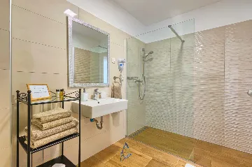 Modern 6-Bedroom Villa in Pula for Up to 14