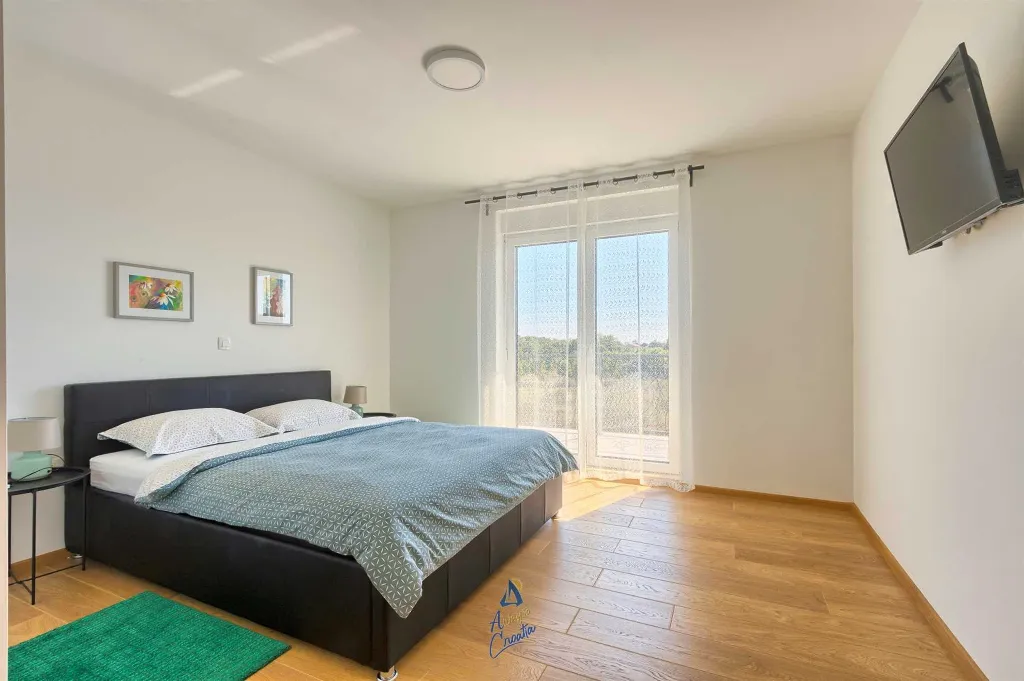 Modern 6-Bedroom Villa in Pula for Up to 14