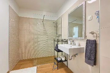 Modern 6-Bedroom Villa in Pula for Up to 14