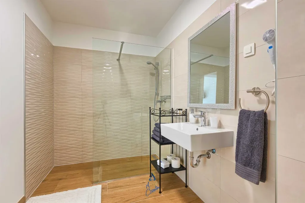 Modern 6-Bedroom Villa in Pula for Up to 14