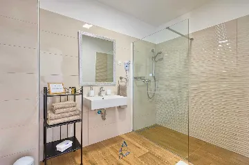 Modern 6-Bedroom Villa in Pula for Up to 14