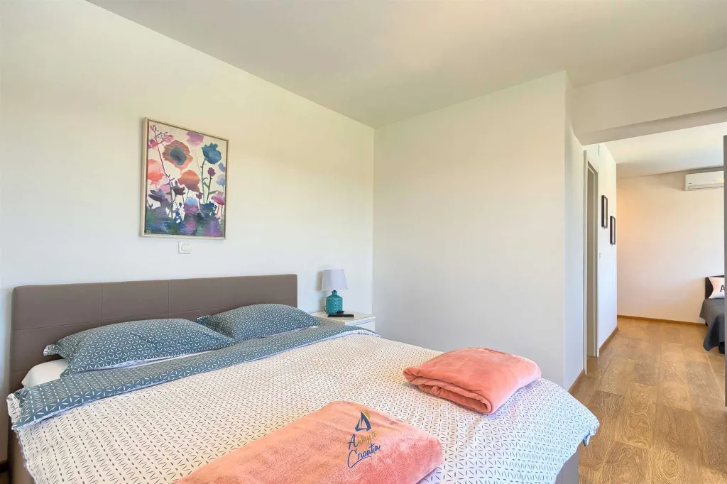 Modern 6-Bedroom Villa in Pula for Up to 14