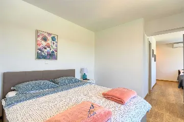 Modern 6-Bedroom Villa in Pula for Up to 14