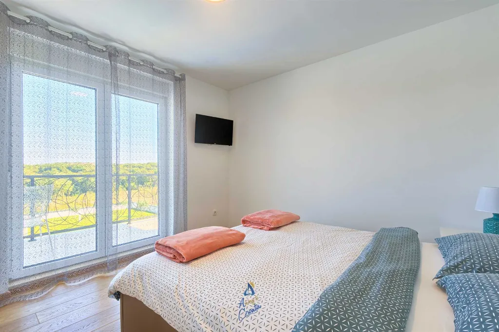 Modern 6-Bedroom Villa in Pula for Up to 14