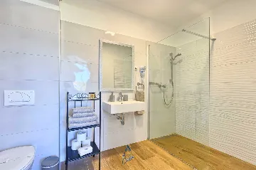 Modern 6-Bedroom Villa in Pula for Up to 14