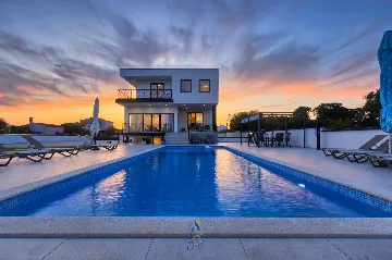 Modern 6-Bedroom Villa in Pula for Up to 14
