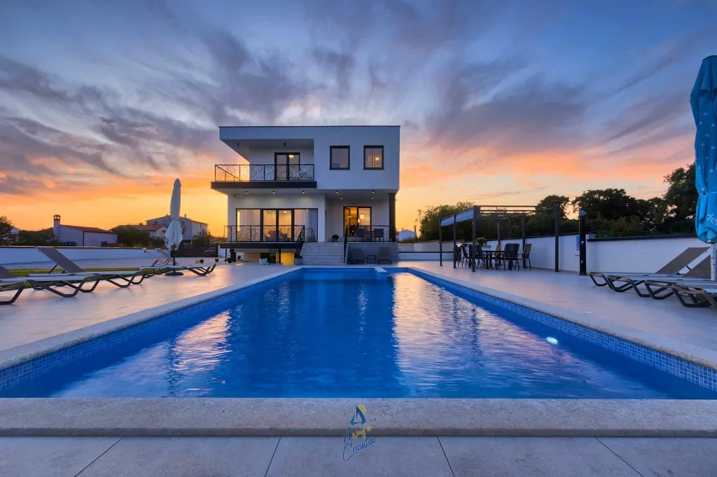 Modern 6-Bedroom Villa in Pula for Up to 14