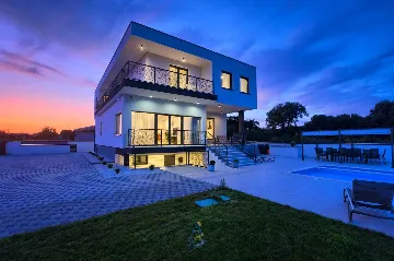 Modern 6-Bedroom Villa in Pula for Up to 14