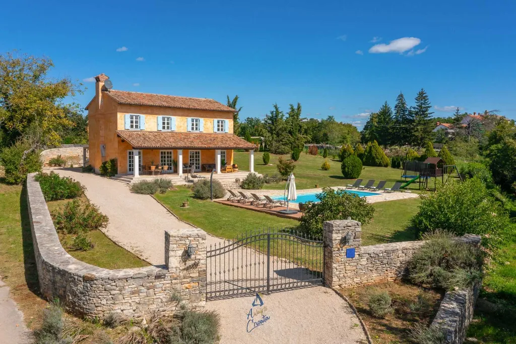 Grožnjan Villa for 8 with Private Pool and Playground