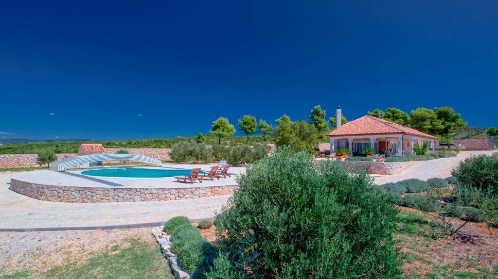 Brusje 7-Bedroom Villa for Up to 14 Guests