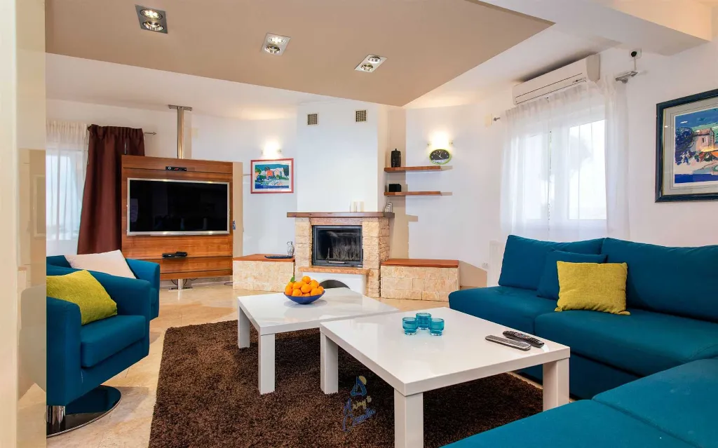 Brusje 7-Bedroom Villa for Up to 14 Guests