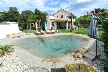 Air-Conditioned 3-Bedroom Villa with Pool in Kostrena