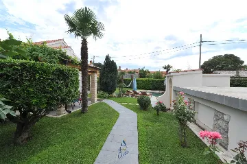 Air-Conditioned 3-Bedroom Villa with Pool in Kostrena