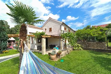 Air-Conditioned 3-Bedroom Villa with Pool in Kostrena