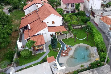 Air-Conditioned 3-Bedroom Villa with Pool in Kostrena
